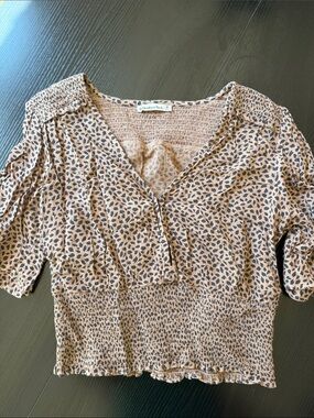 Abercrombie & Fitch Tan and Black Leaf-Print Smocked V-Neck Top